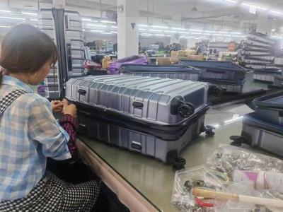 廢棄飲料瓶變身高質(zhì)量拉桿箱 金山企業(yè)以創(chuàng)新技術遠銷海外